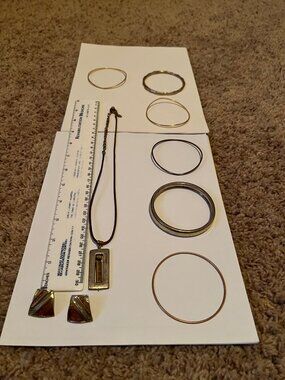 Matching jewelry set in bronze/gold tone